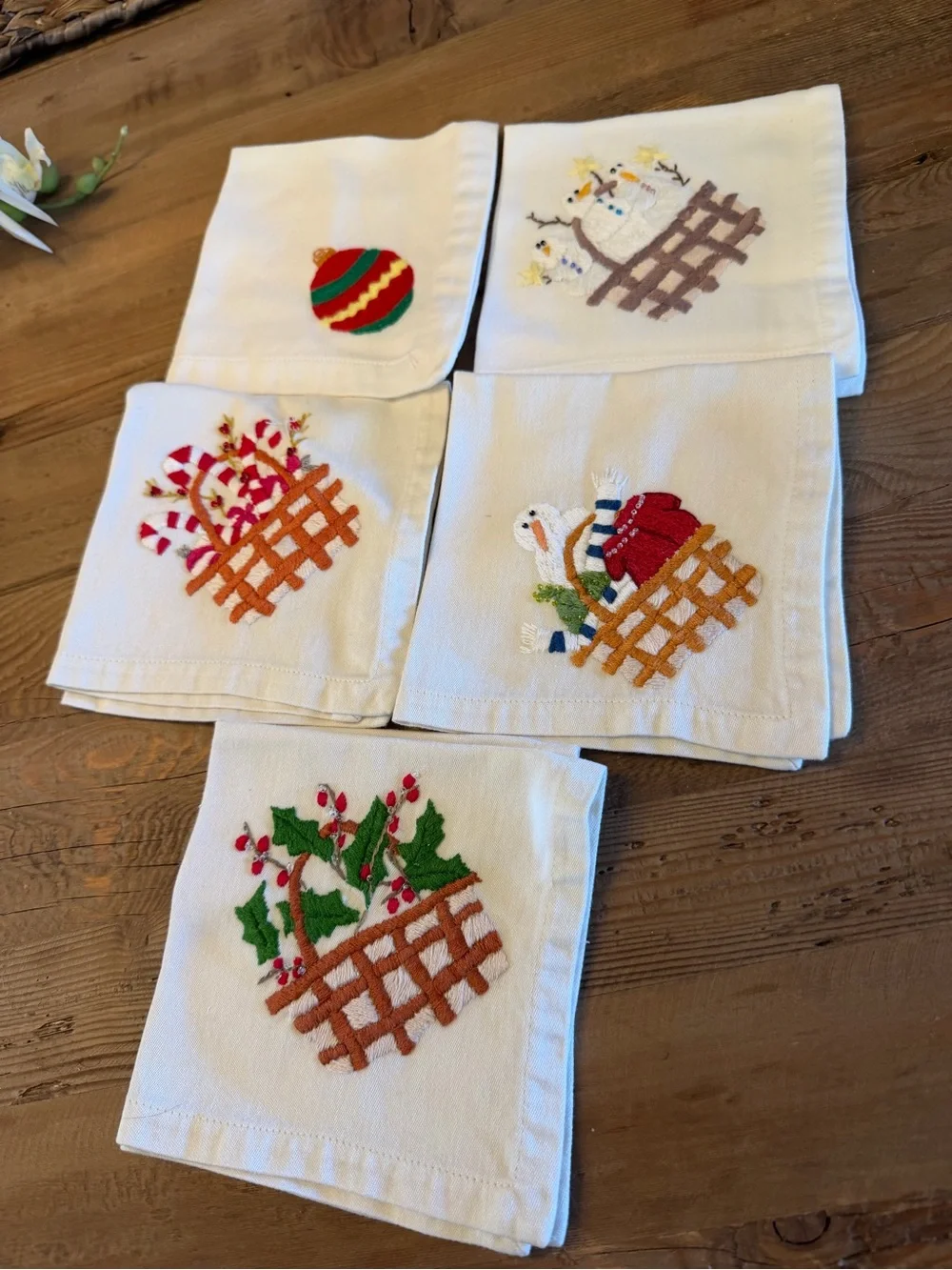 Williams-Sonoma Ivory Embroidered Cotton Cocktail Napkins Christmas Holidays (5)
